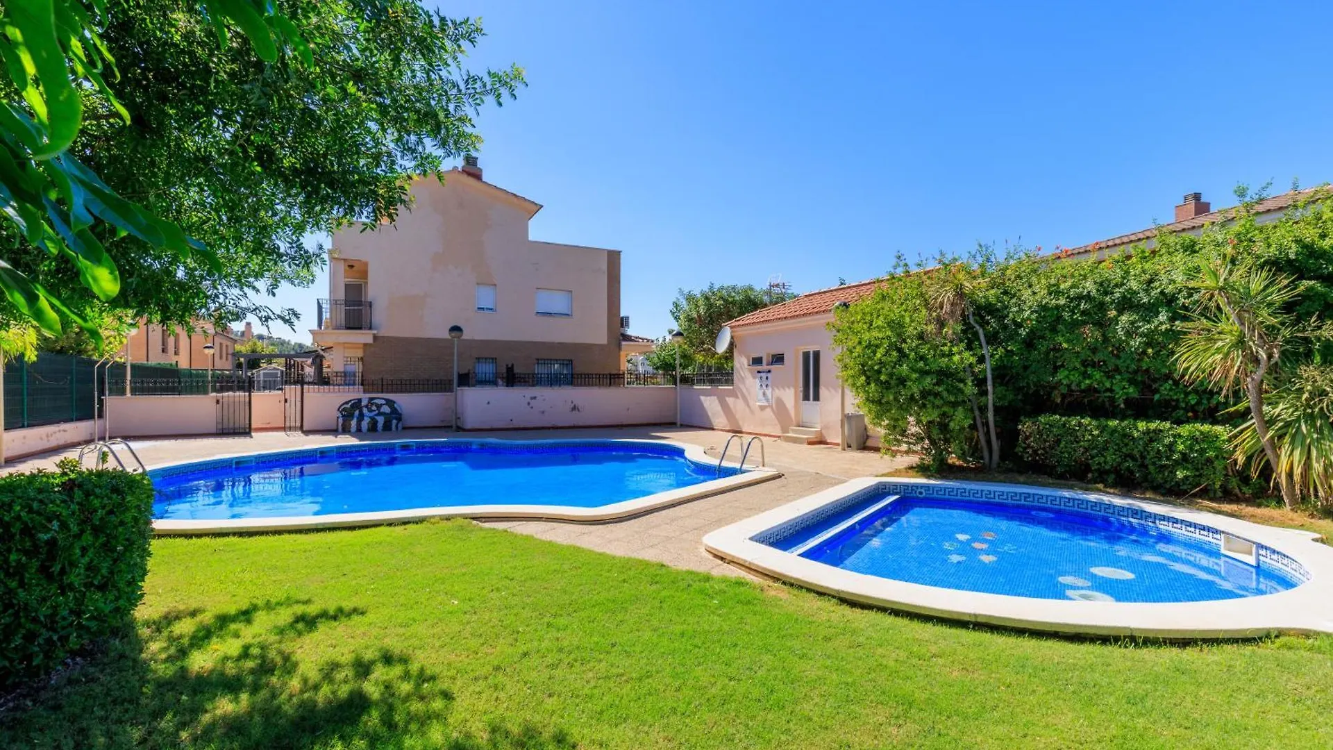 Adosado Con Jardin En Los Xalets De سالو 0*,  إسبانيا